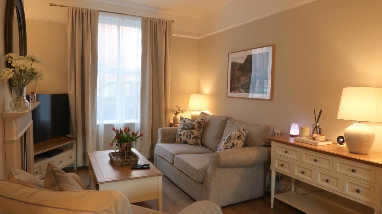 Luxury Living Outside The City Walls - Sleeps Six! Честър Екстериор снимка