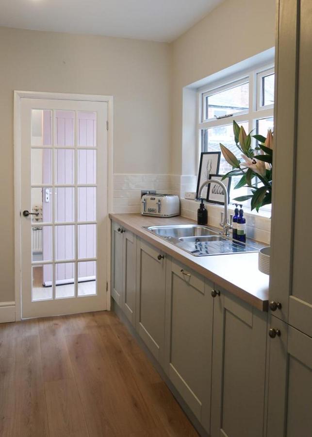 Luxury Living Outside The City Walls - Sleeps Six! Честър Екстериор снимка